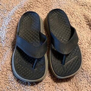 Sketchers flip flops